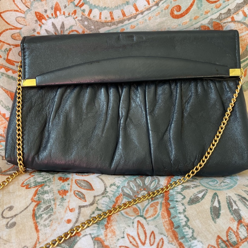 Women’s vintage 80’s chain purse (color is navy)